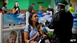 Un chequeo a pasajeros que arriban al Aeropuerto Internacional José Martí. YAMIL LAGE / AFP