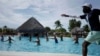 Turistas se ejercitan enla piscina de un hotel en Varadero. (REUTERS/Alexandre Meneghini/Archivo)