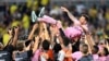 El Inter Miami celebra la victoria lanzando al aire a su héroe, Lionel Messi. (CHANDAN KHANNA / AFP)