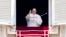 El papa Francisco entrega su bendición mientras recita el Ángelus desde la ventana de su estudio con vista a la Plaza de San Pedro, en el Vaticano, el domingo 18 de junio de 2023. (Foto AP/Andrew Medichini)