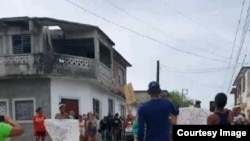 Manifestantes piden justicia mientras acompañan al carro fúnebre.