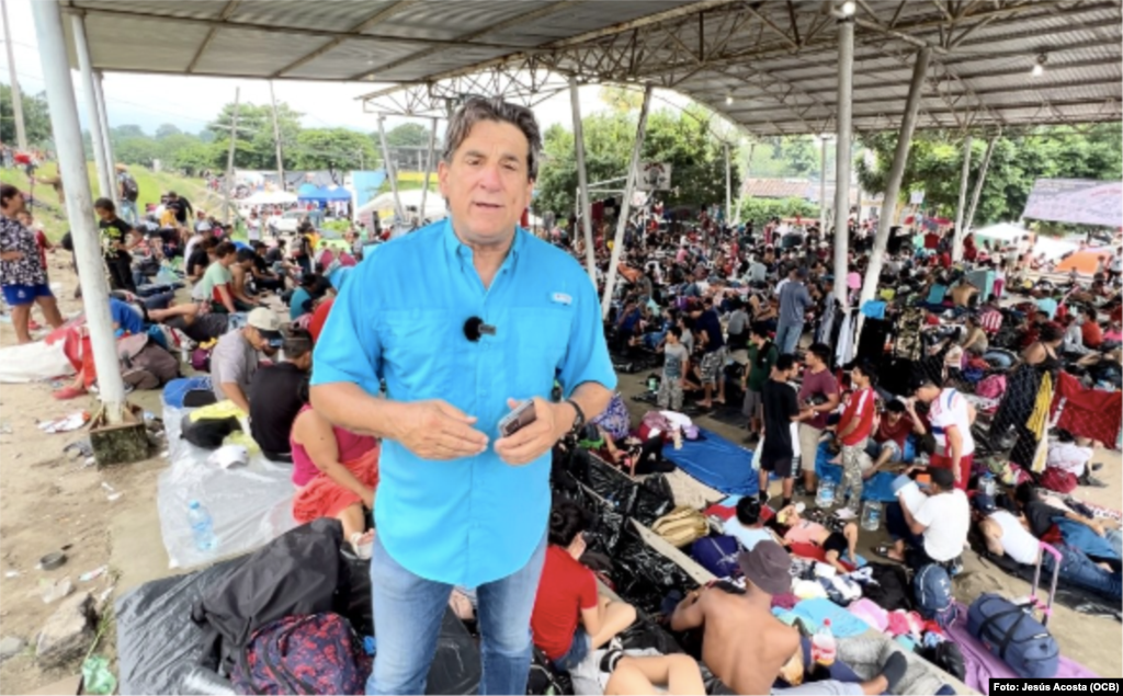 El reportero de Martí Noticias, Ricardo Quintana, en el domo de Huixtla, rodeado de inmigrantes. Radio Martí se mantiene desde 2015 dando cobertura a todos los desplazamientos migratorios de los cubanos y las implicaciones políticas, económicas y sociales del éxodo.