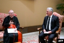El cardenal Pietro Parolin habla con Miguel Díaz-Canel en el Vaticano. (VATICAN MEDIA / AFP)