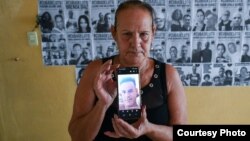 Lisset Fonseca muestra una foto de su hijo, Roberto Pérez Fonseca, preso político del 11J. 