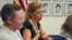 La representante estadounidense Debbie Wasserman Schultz, demócrata por Florida, habla durante una mesa redonda sobre derechos humanos en Cuba, el 10 de julio de 2023, en Hialeah Gardens, Florida (Foto AP/Marta Lavandier)