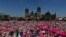 Miles de personas protestan contra una reforma electoral propuesta por el presidente Andrés Manuel López Obrador, en el Zócalo de la Ciudad de México. (AP Foto/Fernando Llano)