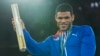 El cubano Erislandy Álvarez Borges recibe la medalla de oro en los olímpicos de París 2024. (AP/Ariana Cubillos)