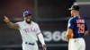 Adolis García, de los Rangers de Texas (izq.), habla con José Abreu (79) de los Astros de Houston, antes de un partido de béisbol este domingo, 16 de abril de 2023, en Houston. (AP/David J. Phillip)