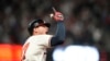Austin Riley (27) de los Bravos de Atlanta celebra tras batear un jonrón de dos carreras en el octavo inning ante los Filis de Filadelfia, el lunes 9 de octubre de 2023, en Atlanta. (AP Photo/Brynn Anderson)