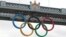 Los anillos olímpicos cuelgan del Tower Bridge en Londres, Reino Unido