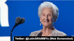 La cantante cubana, Ángela Álvarez, cuando recibió el Premio Latin Grammy el 17 de noviembre de 2022.