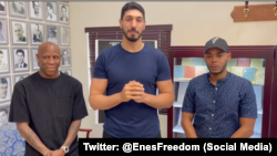 Enes Kanter Freedom, exjugador de basquetbol de la NBA y activista por los DDHH, el pugilista cubano Yordenis Ugás y el rapero cubano El Funky.