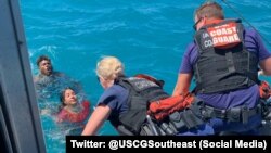 Foto de referencia. Migrantes son rescatados por la Guardia Costera de Estados Unidos tras el naufragio de la embarcación en que viajaban (2022). 