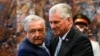 López Obrador abraza a Díaz-Canel en el Palacio de la Revolución el 8 de mayo de 2022.
