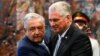 López Obrador abraza a Díaz-Canel en el Palacio de la Revolución, el 8 de mayo de 2022.