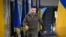 El presidente de Ucrania Volodymyr Zelenskyyse dirige a una conferencia de prensa el sábado en una estación del metro de Kyiv. (AP/Efrem Lukatsky)