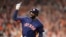 El cubano Yordan Álvarez, de los Astros de Houston, festeja luego de batear un jonrón de tres carreras en el sexto juego de la Serie Mundial ante los Filis de Filadelfia, el sábado 5 de noviembre de 2022 (AP Foto/David J. Phillip)