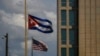 Una bandera cubana junto a una estadounidense fuera de la Embajada de Estados Unidos en La Habana. (AP/Ramón Espinosa, Archivo)