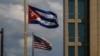 Una bandera cubana junto a una estadounidense fuera de la Embajada de Estados Unidos en La Habana. (AP/Ramon Espinosa, Archivo)