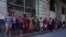 Varias personas hacen fila en un mercado de La Habana para adquirir alimentos, el 3 de octubre. (REUTERS/Alexandre Meneghini)