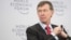  El gobernador de Colorado, el demócrata John Hickenlooper, participa en un panel durante la sesión inaugural del Foro Económico Mundial de Davos, Suiza, el 21 de enero del 2015. 