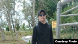 El manifestante del 11 de julio, Jorge Gabriel Arruebarruena, entrando al centro correccional La Guanajera. 