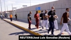 Cubanos expulsados de EEUU y enviados a México bajo el Título 42, en el puente fronterizo de Ciudad Juárez, el 3 de mayo de 2022. (REUTERS/José Luis Gonzalez). 