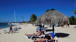 Turistas toman el sol en un resort de la playa Ancón, en Trinidad, Cuba.