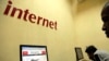 Un usuario en una de las dependencias cubanas que ofrecen servicio de Internet. (REUTERS).