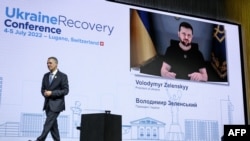 Volodimir Zelenskyy interviene en la conferencia de reconstrucción de Ucrania.