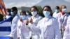 La agencia oficial Prensa Latina publicó el miércoles esta foto de un grupo de médicos cubanos en Perú.
