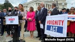 Las congresistas María Elvira Salazar y Verónica Escobar presentan una versión nueva y mejorada de la Ley Dignidad para la reforma migratoria, Washington, D.C., 15 de julio del 2025.
