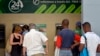 Un grupo de personas hace fila frente a los cajeros automáticos de un banco de La Habana (Foto: Yamil Lage/AFP).