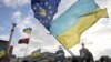 Varias personas ondean banderas a favor de la integración de Ucrania en la Unión Europea (UE), en la Plaza de la Independencia de Kiev (Ucrania), el 5 de diciembre de 2013. 