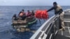 Cubanos rescatados por la Guardia Costera cerca de Cayo Hueso. (Foto: Twitter/Aduanas y Protección Fronteriza de EEUU)