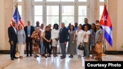 El encargado de negocios de EEUU en Cuba recibió en su hogar a representantes de la sociedad civil cubana. 