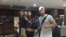 Yulieski Gourriel pasa con su equipaje ante una cafetería Starbucks en el Aeropuerto Internacional de Miami (SwingCompleto)
