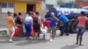 Vecinos de Santiago de las Vegas, en Boyeros hacen cola frente a una pipa de agua. (Archivo)
