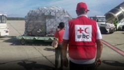 Miembros de la Cruz Roja Cubana reciben en Santiago de Cuba las 20 toneladas de ayuda humanitaria enviados por la organización. 
