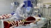 Médico atiende a paciente en cuidados intensivos por COVID-19 en hospital de Teherán, Irán