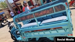 Un triciclo eléctrico adaptado para el transporte de pasajeros en Cuba. (Facebook/alamar el barrio)