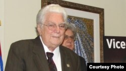 Enrique Ros durante la presentación de su libro sobre Vicente García