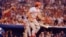 ARCHIVO - Pete Rose, de los Rojos de Cincinnati, el 2 de agosto de 1978. A la izquierda, el receptor de Atlanta, Joe Nolan. (Foto AP, Archivo)