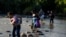 Un grupo de personas cruza el río Táchira, que divide a Venezuela y Colombia en el sector "La Invasión", en la ciudad de San Antonio (Venezuela)