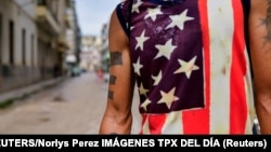 Un hombre en La Habana viste una camiseta con los colores de la bandera estadounidense y un tatuaje de Ernesto Che Guevara. (Reuters/Norlys Perez Archivo)