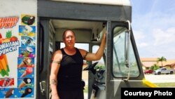 Cubano Humberto Concheso junto a su carro de helados. Foto: Jorge Ignacio Pérez.