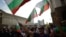 Un grupo de manifestantes ondean banderas de Bulgaria durante una protesta anti-gobierno en Sofía (Bulgaria). 