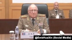Álvaro López Miera, ministro de las Fuerzas Armadas Revolucionarias de Cuba, durante su reunión en Pekín con el titular de Defensa chino Dong Jun.