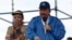 El presidente de Nicaragua, Daniel Ortega, habla a sus seguidores, junto a su esposa y vicepresidenta Rosario Murillo. (AP Foto/Alfredo Zuniga)