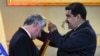 Nicolás Maduro condecora a Miguel Díaz-Canel en Miraflores el 30 de mayo de 2018. (Foto: Juan BARRETO/AFP)